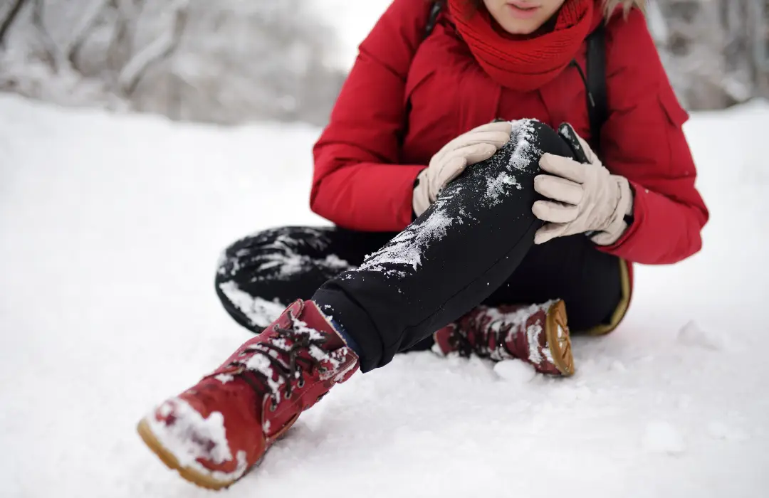 زانو درد در سرما؛ چرا زمستان دشمن زانوهاست؟ (۵ راهکار فوری)